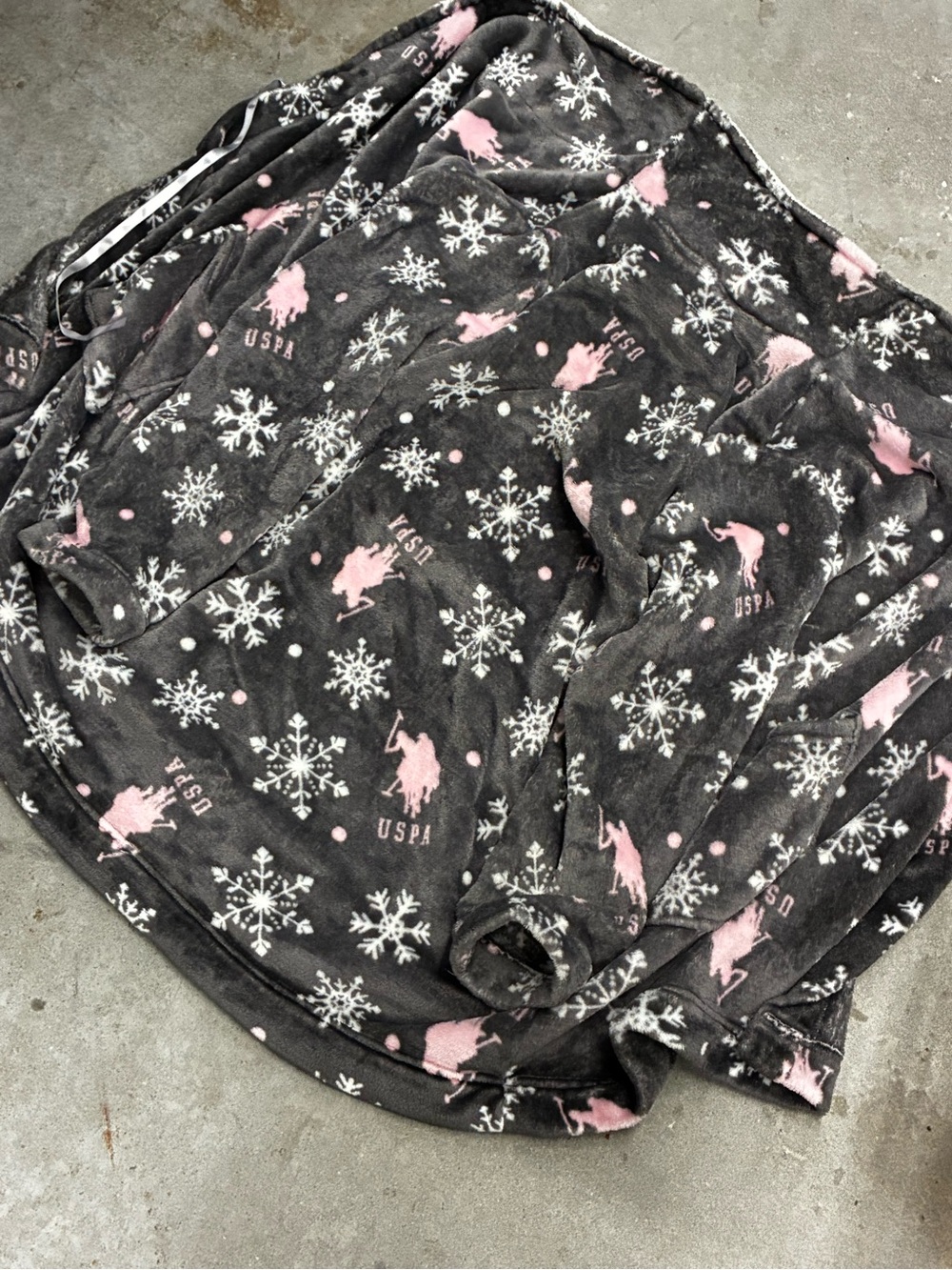 U.S. Polo Assn. Women's Gray & Pink Snowflake Print robe